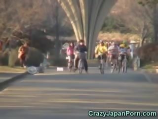 Αφέντρα σύριγγες επί ένα bike σε δημόσιο!