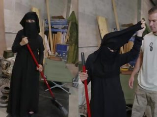 Tour de fesses - musulman femme sweeping sol obtient noticed par en chaleur américain soldier