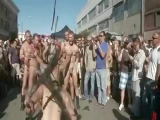 Publike plaza me zhveshur burra prepared për e egër coarse i dhunshëm pederast grup x nominal video