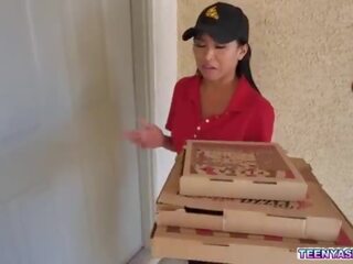 Gaio romero e rion rei quer alguns pizza e ember neve delivered ele fresco e superior com um extra sexo a três service&period;