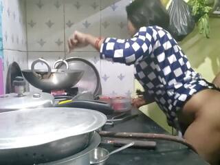 Ινδικό bhabhi cooking σε κουζίνα και αδελφός σε νόμος. | xhamster