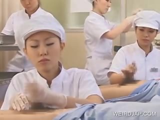 Japońskie pielęgniarka siorbanie sperma na zewnątrz z gorące do trot chuj