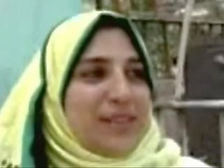 Egyptian Hijab Sharmota Sucking a phallus - LIVE.ARABSONWEB.COM