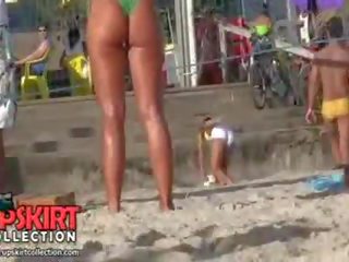 Il grande sciocca è indossare un davvero piccolo bikini tanga su suo maga e rotondo culo