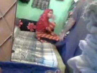 Läkkäämpi kimainen pakistanilainen pari nauttii lyhyt muslimi aikuinen klipsi istunto