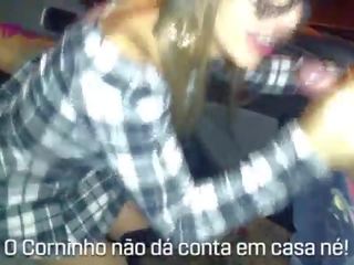 Corno levando a esposa Cristina Cris em seu primeiro Dogging na Mirante da Lapa para ser abusada por desconhecidos, xinga o corno, chupa, e engole leitinho