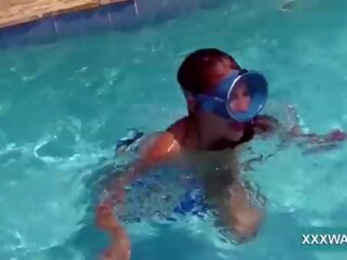 壮大な ブルネット 護衛 キャンディ swims 水中