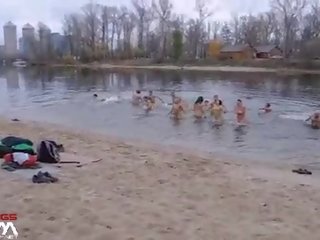Skinnydipping облечена жена гол мъж 2 - гол руски двойки winte