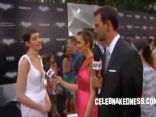 Celeb anne hathaway pokers at the dark knight premiere