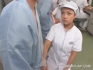 E ndyrë aziatike infermiere fërkim të saj patients paqëndrueshmit shpoj