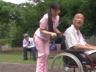 Subtitruota keista japoniškas pusė nuogas caregiver lauke