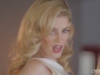 Charlotte stokely unzips su falda