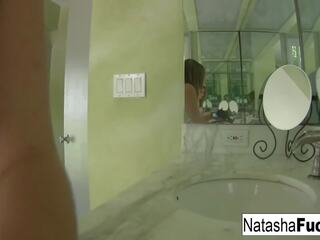 Natasha perubahan dan washes dia kaki, gratis porno 22
