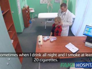 Falso spital e imët bjonde deepthroats një i trashë kar.