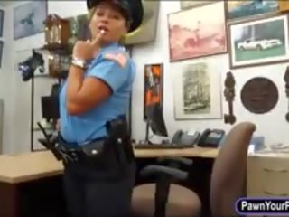 اتينا شرطة ضابط مارس الجنس بواسطة رهن شاب في ال خلف الكواليس