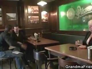 Dva fantje kramp up pijani babi