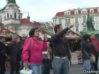 Vieux touriste est picked jusqu'à et vissée sur sol