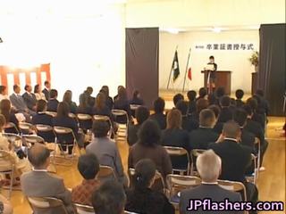 יפני בייב במהלך graduation