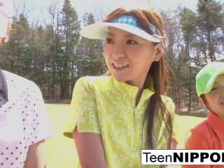 E bukur aziatike adoleshent vajzat luaj një lojë i zhveshje golf: pd i rritur film 0e