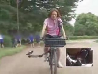 Japonez doamnă masturbated în timp ce calarind o specially modified sex clamă bike!