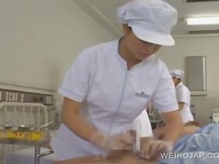 عصابة فرقعة مع الآسيوية الفتيات إعطاء يد وظيفة