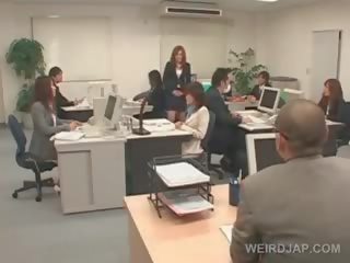 Japonais biscuit obtient cordée à son bureau chaise et baisée