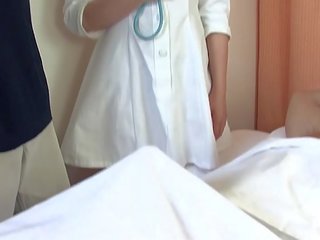 Aasialaiset medic nussii kaksi striplings sisään the sairaalan