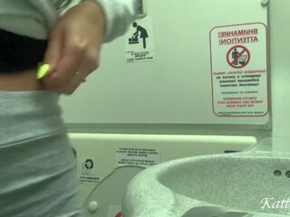 Risikabelt onani og pissing i den airplane toalett | xhamster