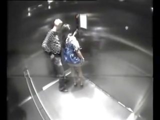 Нетърпелив desiring двойка майната в elevator - 