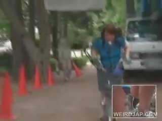 Attractive teinit aasialaiset babes ratsastus polkupyörää saada pillua kaikki märkä