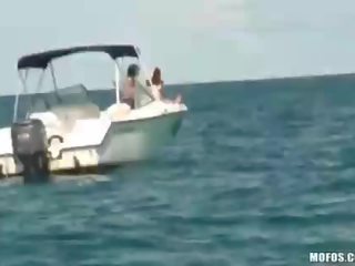 Due ragazze su un yacht spiato su e sbattuto