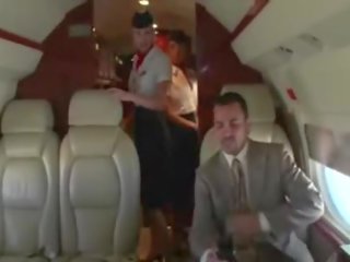 Lasciv stewardesses suge lor clients greu membru pe the avion