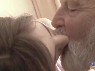 Vieux jeune - grand membre grand-père baisée par ado elle lèche épais vieux homme bite