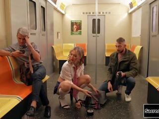 Majhna prsi transseksualno emma vrtnica barebacks a buddy v a subway