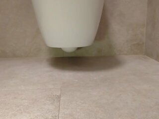 Captivating picioare în the toaleta