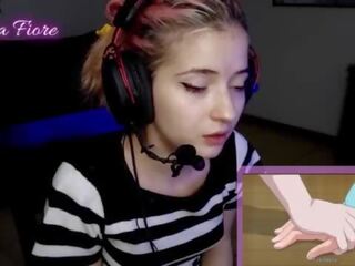 18anni youtuber prende oversexed guardare hentai durante il ruscello e masturba - emma fiore