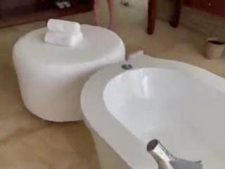 Vacation- amatőr picsa anális beleélvezés -ban a fürdőkád szoba