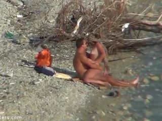 Grande duo aproveite bom porcas filme tempo em nudismo praia câmera espiã