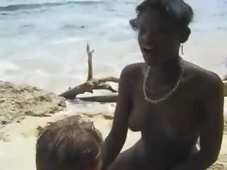 Chlpaté africké dáma súložiť euro lassie v the pláž