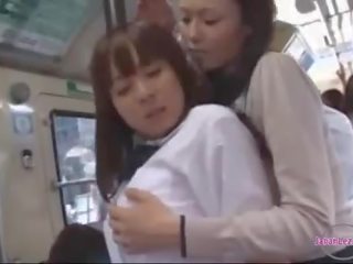 צעיר נְקֵבָה מקבל שלה פטמות ו - תחת rubbed embracing פיטמות נשאב ב ה אוטובוס