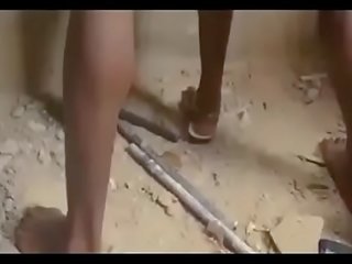 非洲人 nigerian 贫民窟 youths 钢棒 一 处女 / 第一 部分