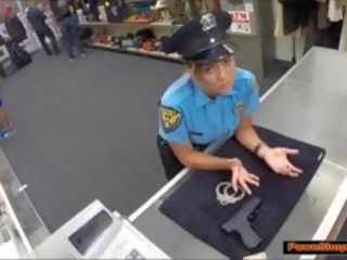Латино полицай vids край тя плячка за пари