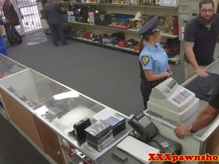 Resnično pawnshop xxx film s bigass policaj v uniforma