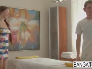 Young and süýji brunet gets seduced by the masseuse