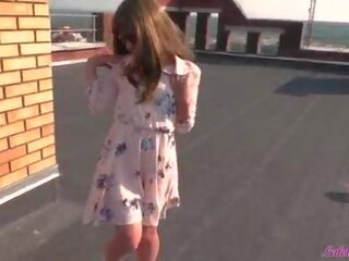 Attraktiv schüler auf die roof geil blasen und hündchen fick - draußen