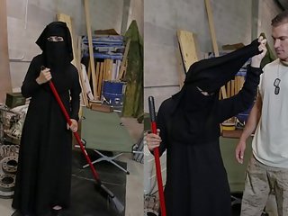 Tour od ritka - musliman ženska sweeping tla dobi noticed s potrebni američanke soldier