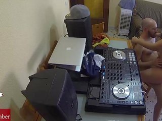 Dj a foder e scratching em o cadeira com um escondido câmara espionagem meu fabulous gf